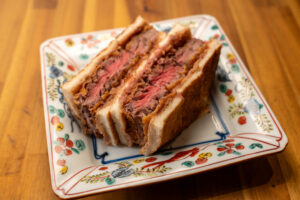 お晩菜と炭火焼きみかん牛カツサンド